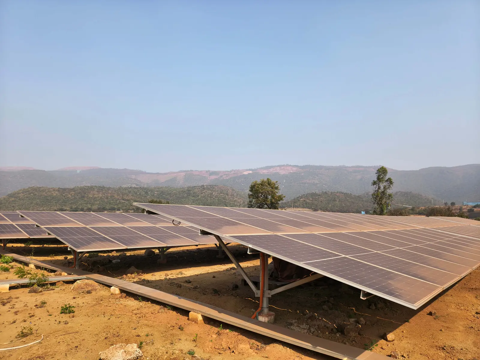 Solar panel mounting structure on ground
