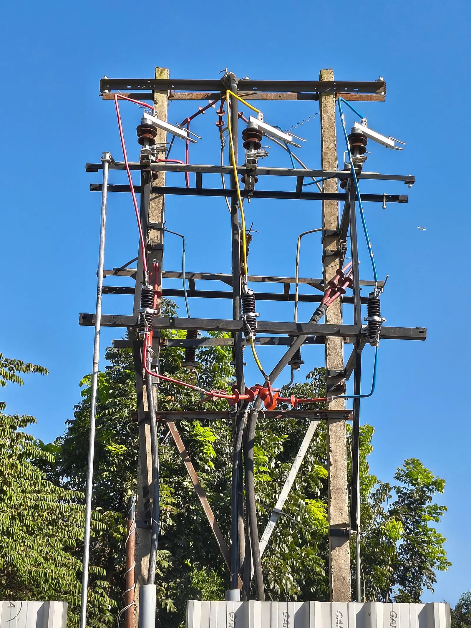 Utility pole disconnect switches